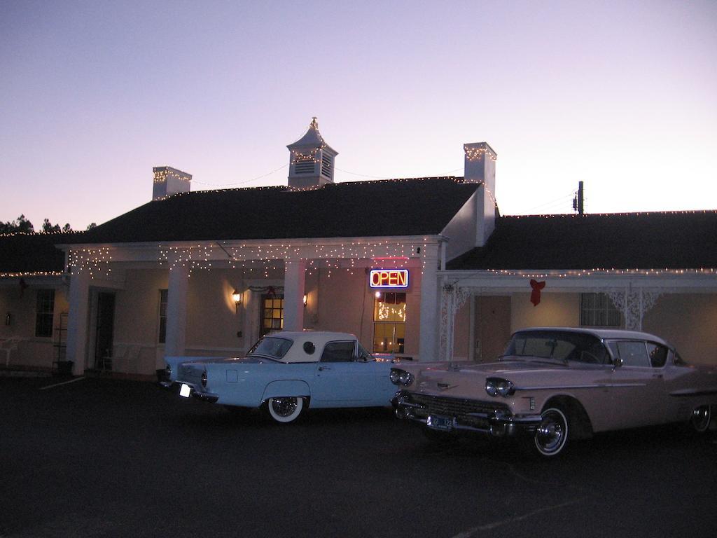 White Columns Motel Pine Mountain  Exterior photo