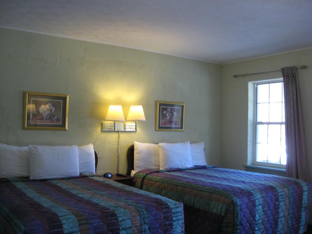 White Columns Motel Pine Mountain  Room photo