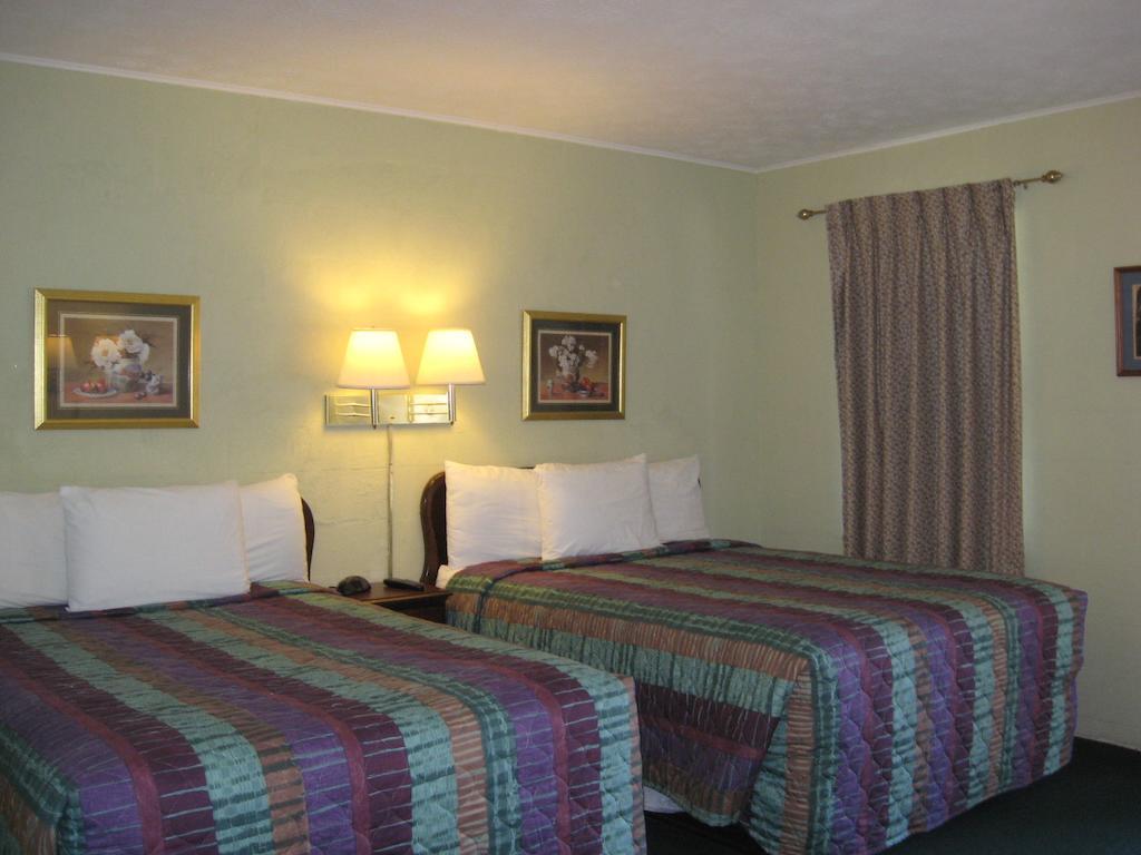 White Columns Motel Pine Mountain  Room photo