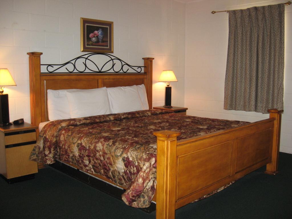 White Columns Motel Pine Mountain  Exterior photo