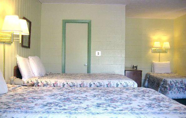 White Columns Motel Pine Mountain  Room photo