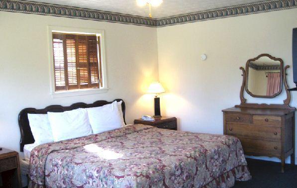 White Columns Motel Pine Mountain  Room photo