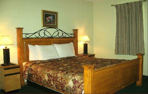 White Columns Motel Pine Mountain  Room photo